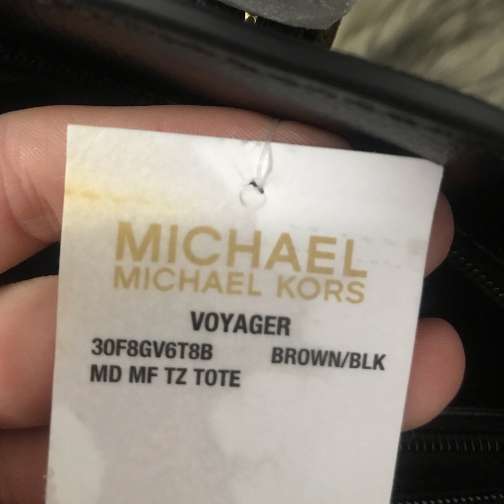 Micheal Kors Voyager Tote Bag - Picture 7 of 7